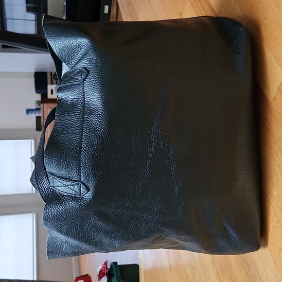 Cuyana Classic Tote - Picture 2 of 15